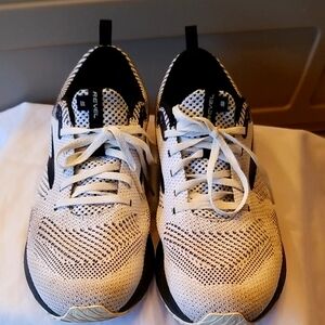 BROOKS REVEL 5 Women's Running Shoe, White & Black, Sz. 11.5, GREAT Condition